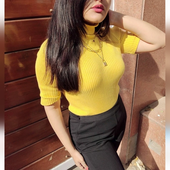 Sweaters - Yellow turtle neck sweater tee